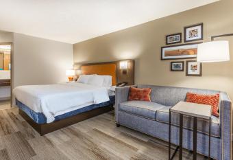 Hampton Inn Cedar Rapids allows 18 year olds to book a room