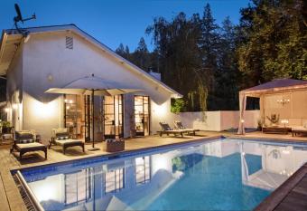 Villa LaFleur Sonoma has rooms with a private hot tub