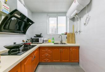 Xi   an NewTown  North Passenger Station   Locals Apartment 00125860 has rooms with a private hot tub