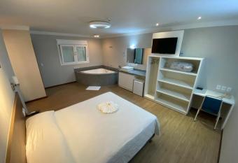 Hotel Raul s has rooms with a private hot tub