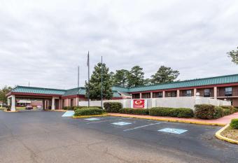 Econo Lodge has Smoking rooms