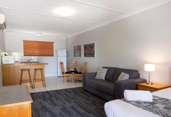 Country Motel Ipswich has Balcony rooms