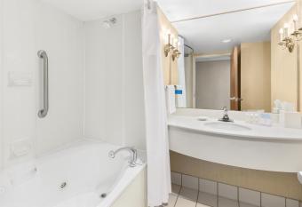 Hampton Inn Columbus-North has rooms with a private hot tub