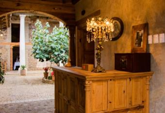 Hotel Casa de Gandhi allows 18 year olds to book a room