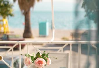 Sugar Blue - Apartment on the beach allows 18 year olds to book a room