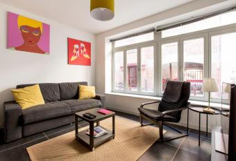 Charmant appartement au coeur du Vieux Lille has Balcony rooms