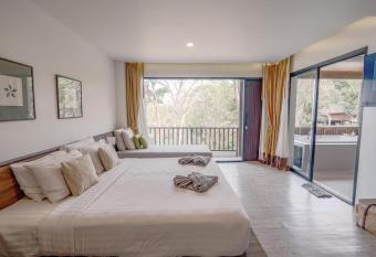 SriLanta Resort and Spa has rooms with a private hot tub