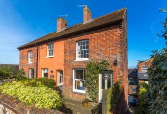 5 Coastguard Cottages has Balcony rooms