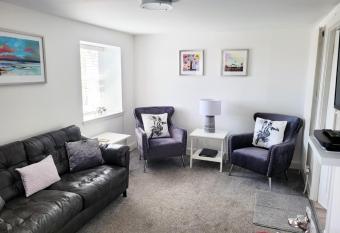 Seaview Cottage Central Dundee allows 18 year olds to book a room