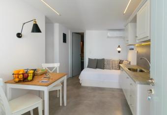L   arco Milos Suite has Balcony rooms