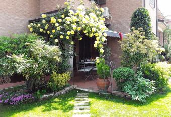 B&B LA ROSA GIALLA has Balcony rooms