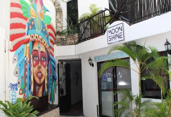 Moonshine Hotel has Balcony rooms