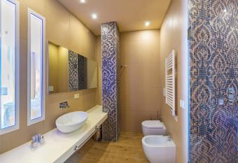 Hotel Montecarlo has rooms with a private hot tub