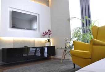 Apartament na T  czowej allows 18 year olds to book a room