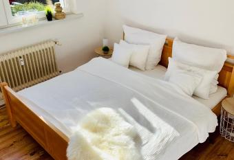 An der Uniklinik, Apartment mit eigener K  che und renoviertem Badezimmer, Zentrale Lage allows 18 year olds to book a room