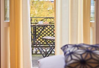 Saint Georges Hotel allows 18 year olds to book a room