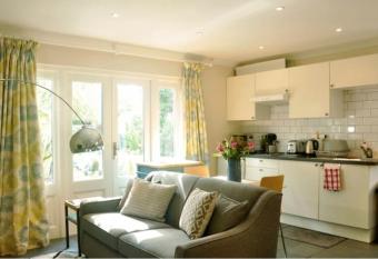 Trinidad, 45 School Road, Coach House allows 18 year olds to book a room