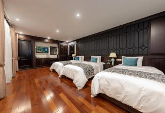 Sealife Legend Cruises Halong has rooms with a private hot tub