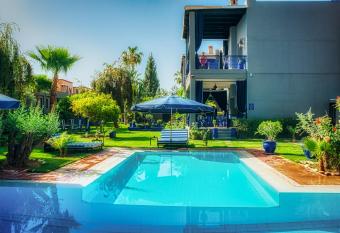 Villas 95 Appart H  tel allows 18 year olds to book a room