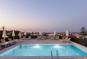 Jo An Palace allows 18 year olds to book a room