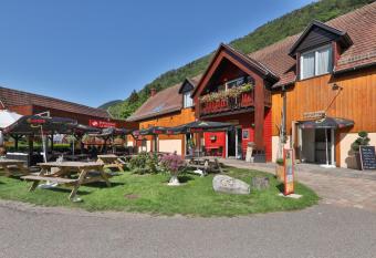 Chalets de la Wormsa allows 18 year olds to book a room