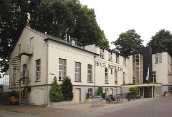 Hotel Restaurant Belv  d  re allows 18 year olds to book a room