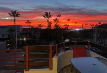 Deluxe Studio Close to Beach allows 18 year olds to book a room