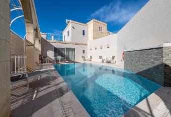 Zeppi s Luxury Holiday Farmhouse with Private Pool allows 18 year olds to book a room