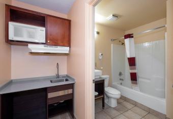 Red Roof Inn Valdosta o University has Smoking rooms