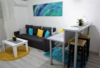 Apartment Stephanie Blue allows 18 year olds to book a room