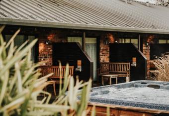 Moddershall Oaks Country Spa Retreat has rooms with a private hot tub