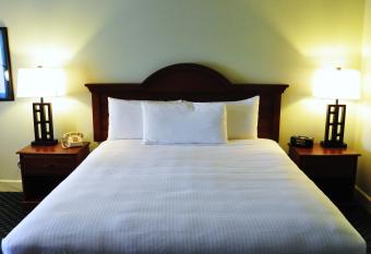 Anacortes Ship Harbor Inn has rooms with a private hot tub