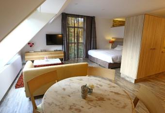 Hotel Erve Hulsbeek allows 18 year olds to book a room