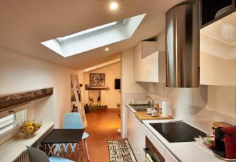 la casa di Veronique allows 18 year olds to book a room