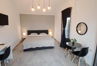 Kevin&Jessica Rooms has Balcony rooms