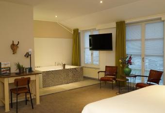 Hotel Hoevevoorde has rooms with a private hot tub