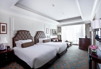 The Langham, Shenzhen has rooms with a private hot tub