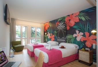 Casual de las Olas San Sebasti  n allows 18 year olds to book a room