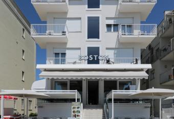 Hotel Boston 3 Stelle Superior Frontemare allows 18 year olds to book a room