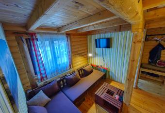 Apartment Midzor has Balcony rooms