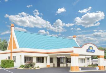 Days Inn by Wyndham Ruther Glen Kings Dominion Area allows 18 year olds to book a room