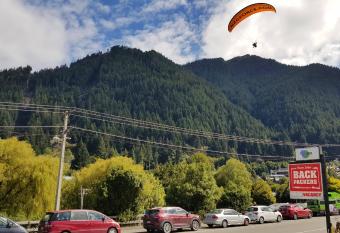 Aspen Lodge Backpackers allows 18 year olds to book a room