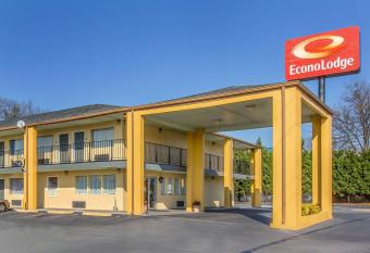 Econo Lodge has Smoking rooms
