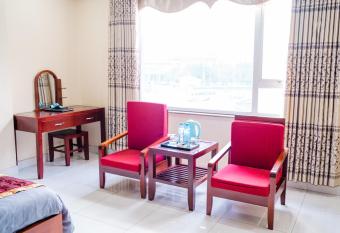 Kh  ch s   n Vi   t Ho  ng 24H has rooms with a private hot tub