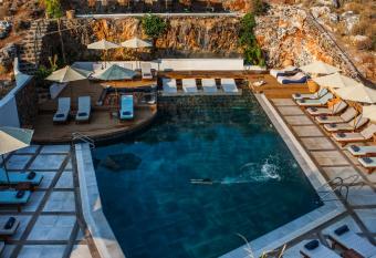 Elounda Orama allows 18 year olds to book a room