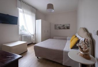 Cute & Cozy rooms train station has Balcony rooms