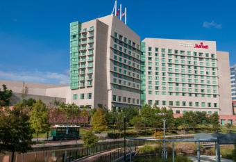 The Woodlands Waterway Marriott Hotel & Convention Center allows 18 year olds to book a room