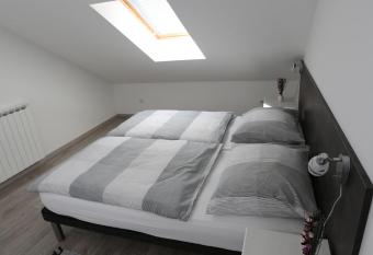 APARTMANI AUTOKLUBA KARLOVAC has Balcony rooms