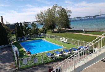 Riviera Motel has Balcony rooms