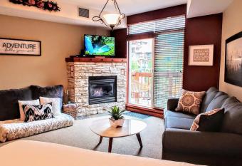        Luxury Mountain View Studio in Canmore        has Balcony rooms